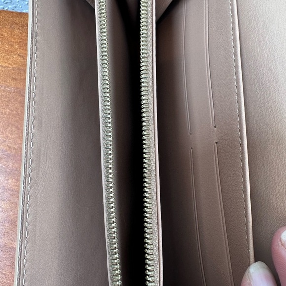 Authentic Louis Vuitton Vernis Porte
Long Bifold Wallet - Picture 10 of 14